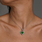 Collar Isora de plata 925 con circón verde esmeralda, puesto en el cuello