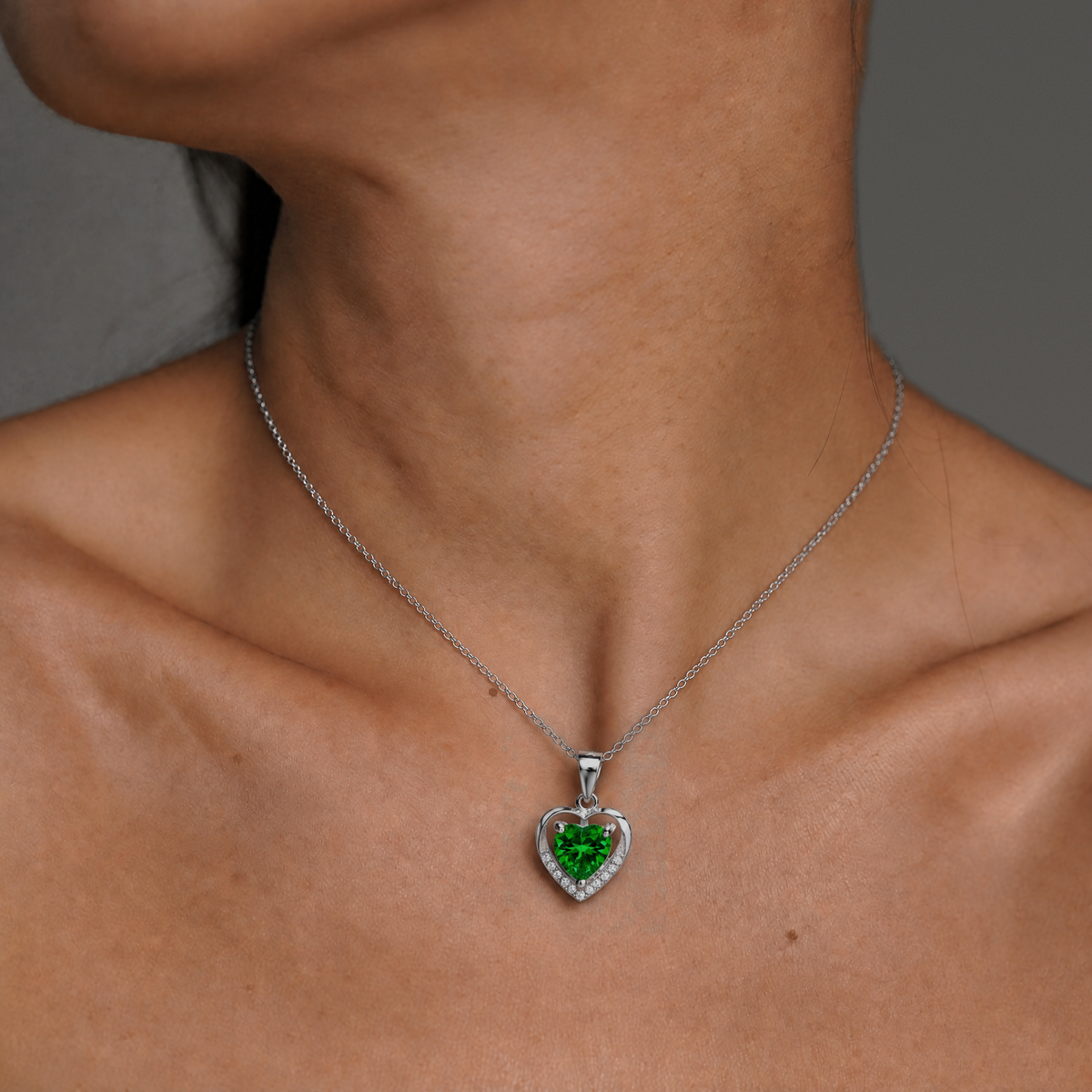 Collar Isora de plata 925 con circón verde esmeralda, puesto en el cuello