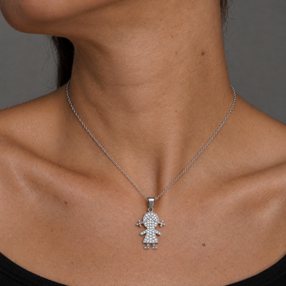 Collar Marielis de plata 925 puesto sobre el cuello