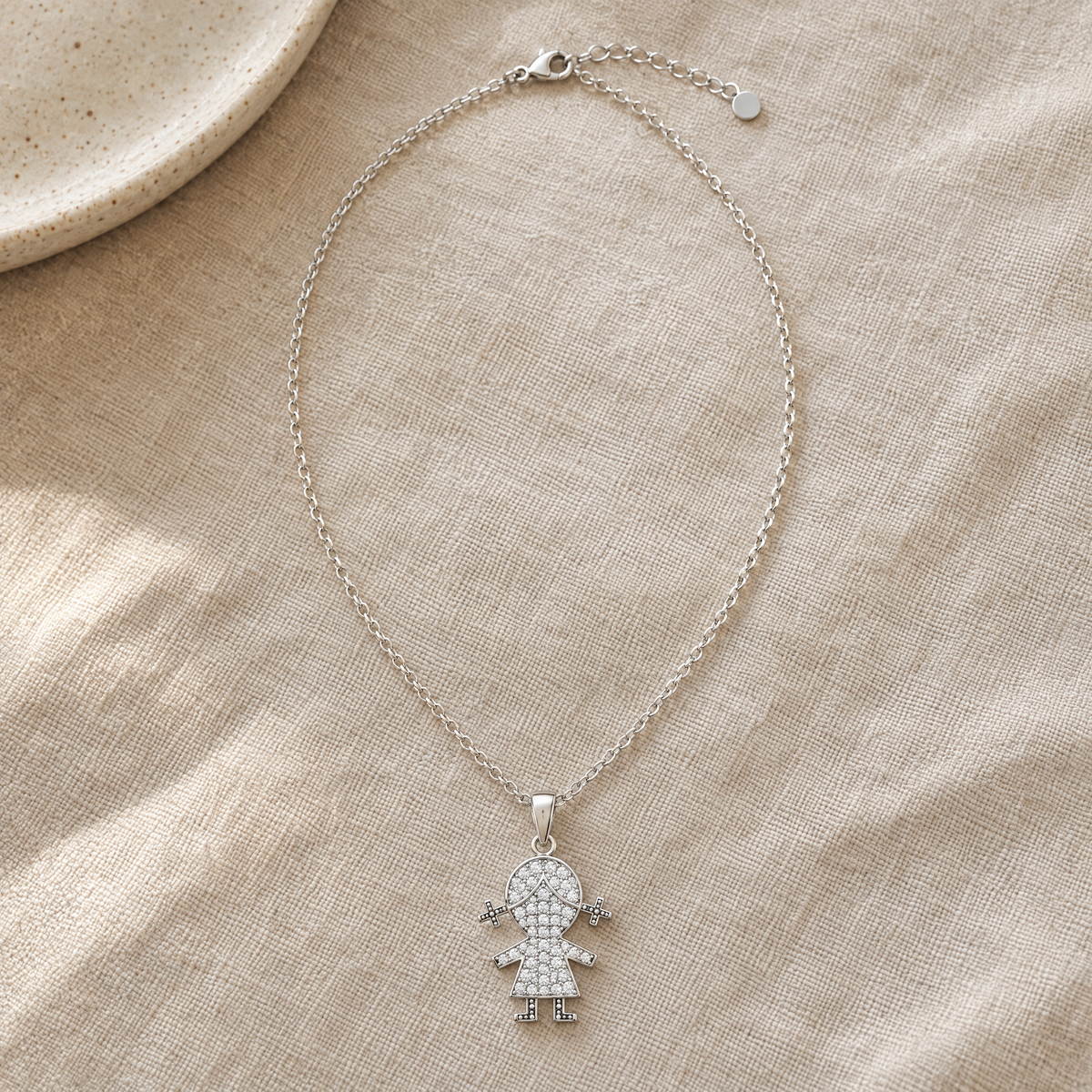 Collar Marielis de plata 925 completo sobre tela de lino beige