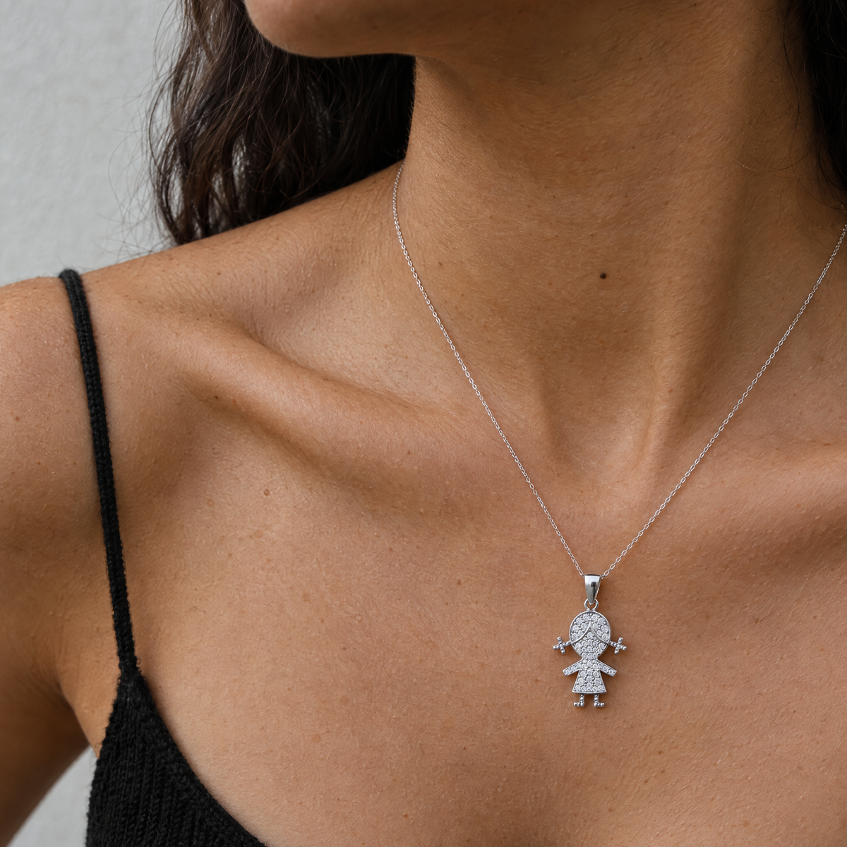 Mujer con top negro luciendo el collar Marielis de plata 925