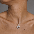 Collar Naelis de plata 925: modelo luciendo el colgante mapamundi