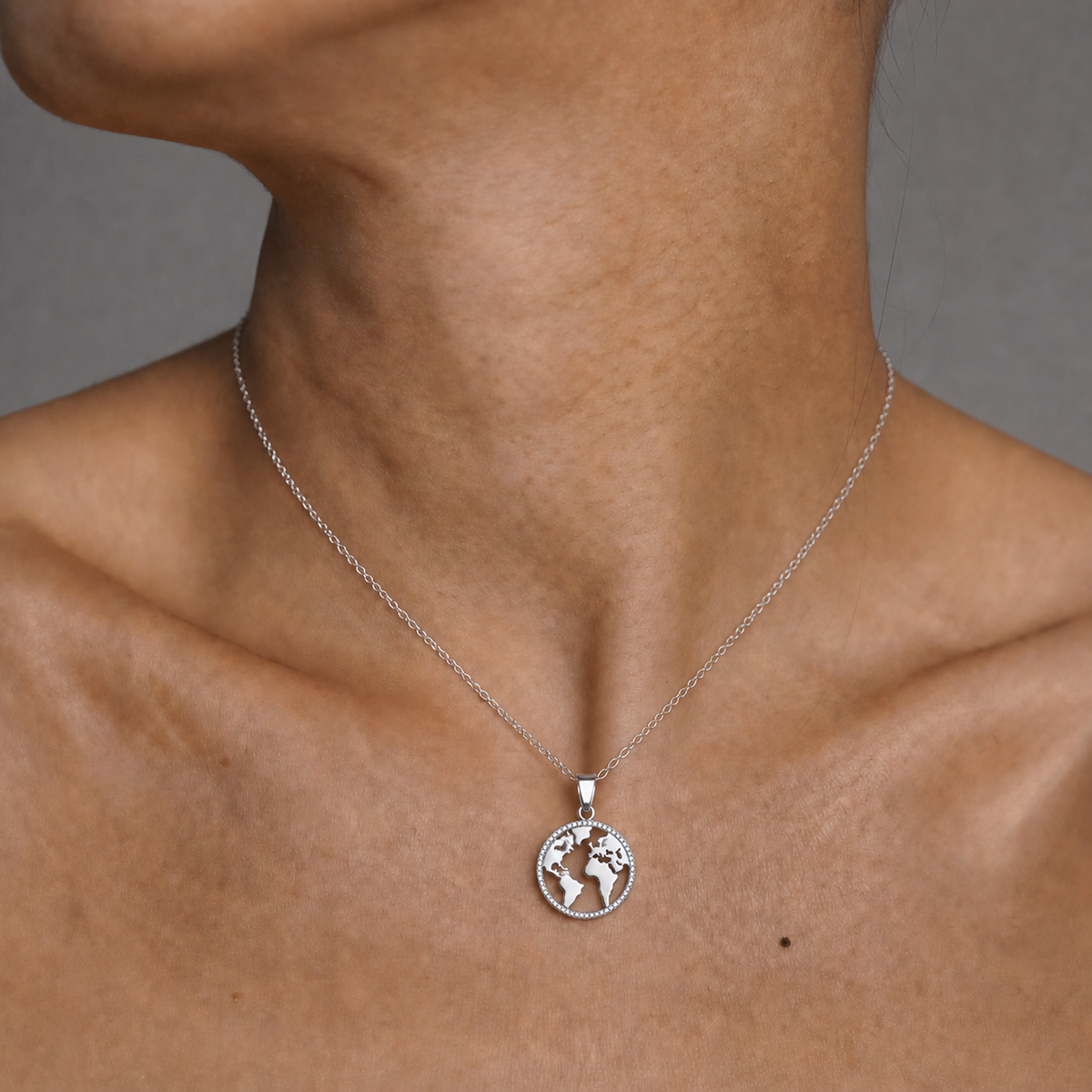 Collar Naelis de plata 925: modelo luciendo el colgante mapamundi