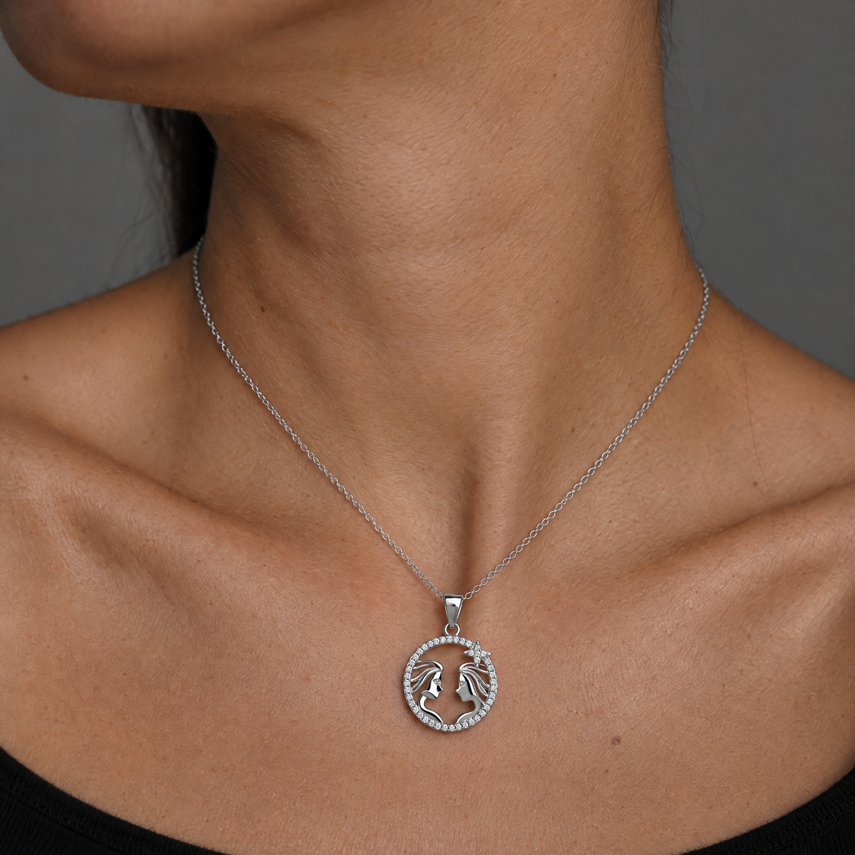Collar Nysa de plata 925 puesto, colgante circular sobre el cuello