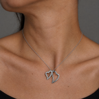 Collar Nyssarel de plata 925 puesto, doble corazon sobre el cuello