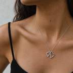 Mujer con top negro luciendo el collar Nyssarel de plata 925