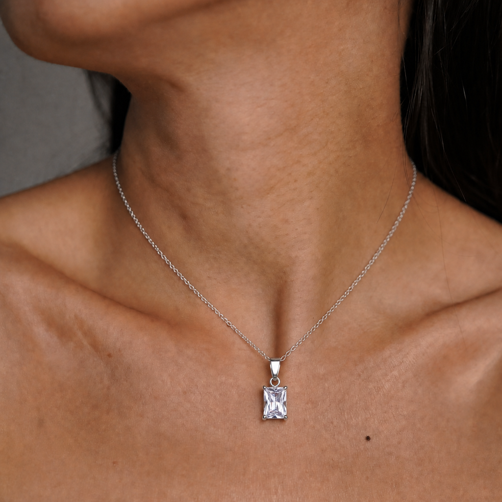 Collar Nythera de plata 925: modelo luciendo el colgante