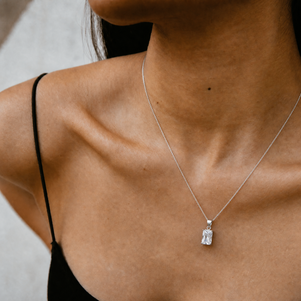 Collar Nythera de plata 925: detalle sobre escote
