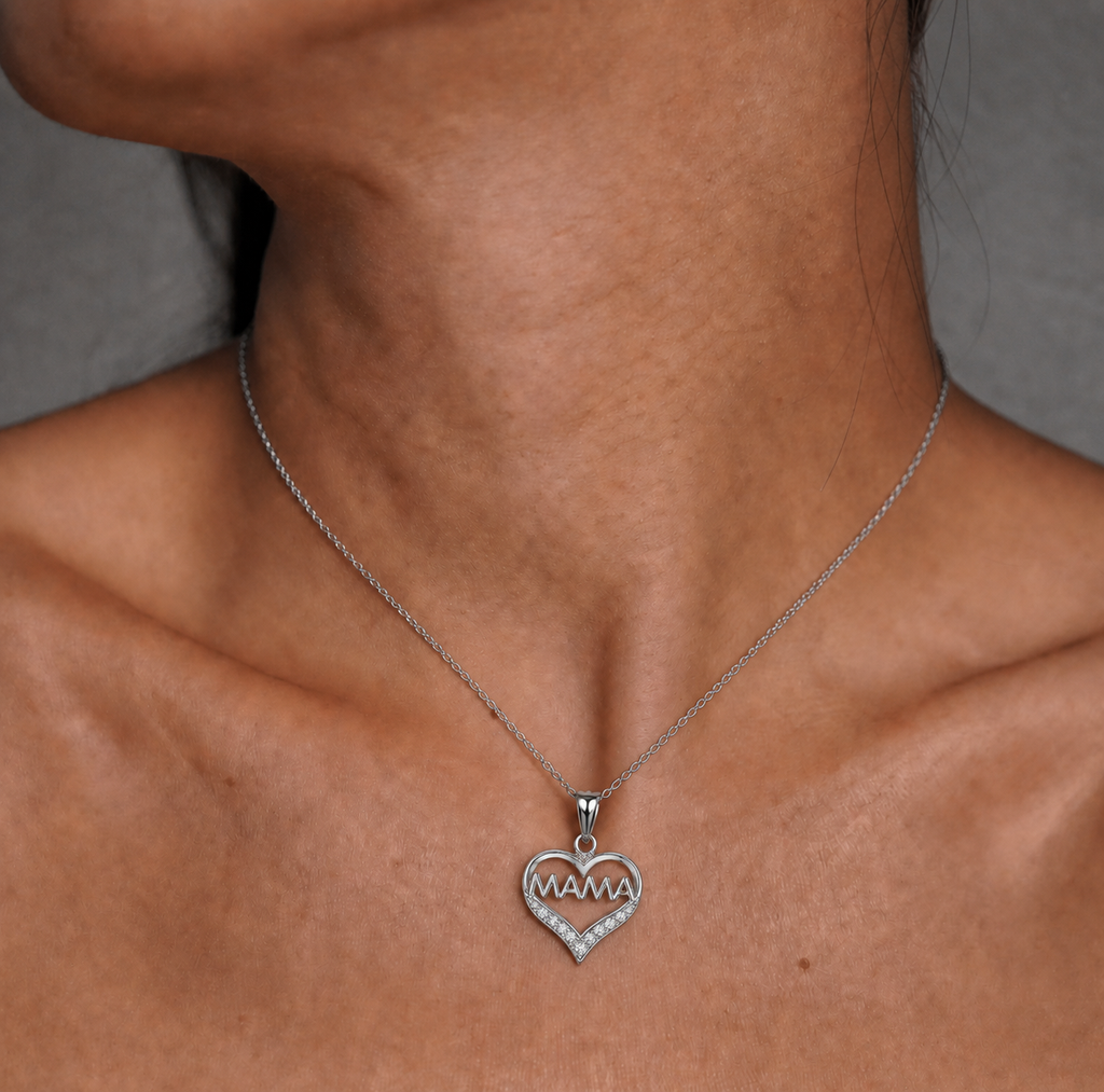 Collar Nyvelis de plata 925: modelo luciendo el colgante corazón MAMA