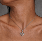 Collar Nyvelis de plata 925: modelo luciendo el colgante corazón MAMA