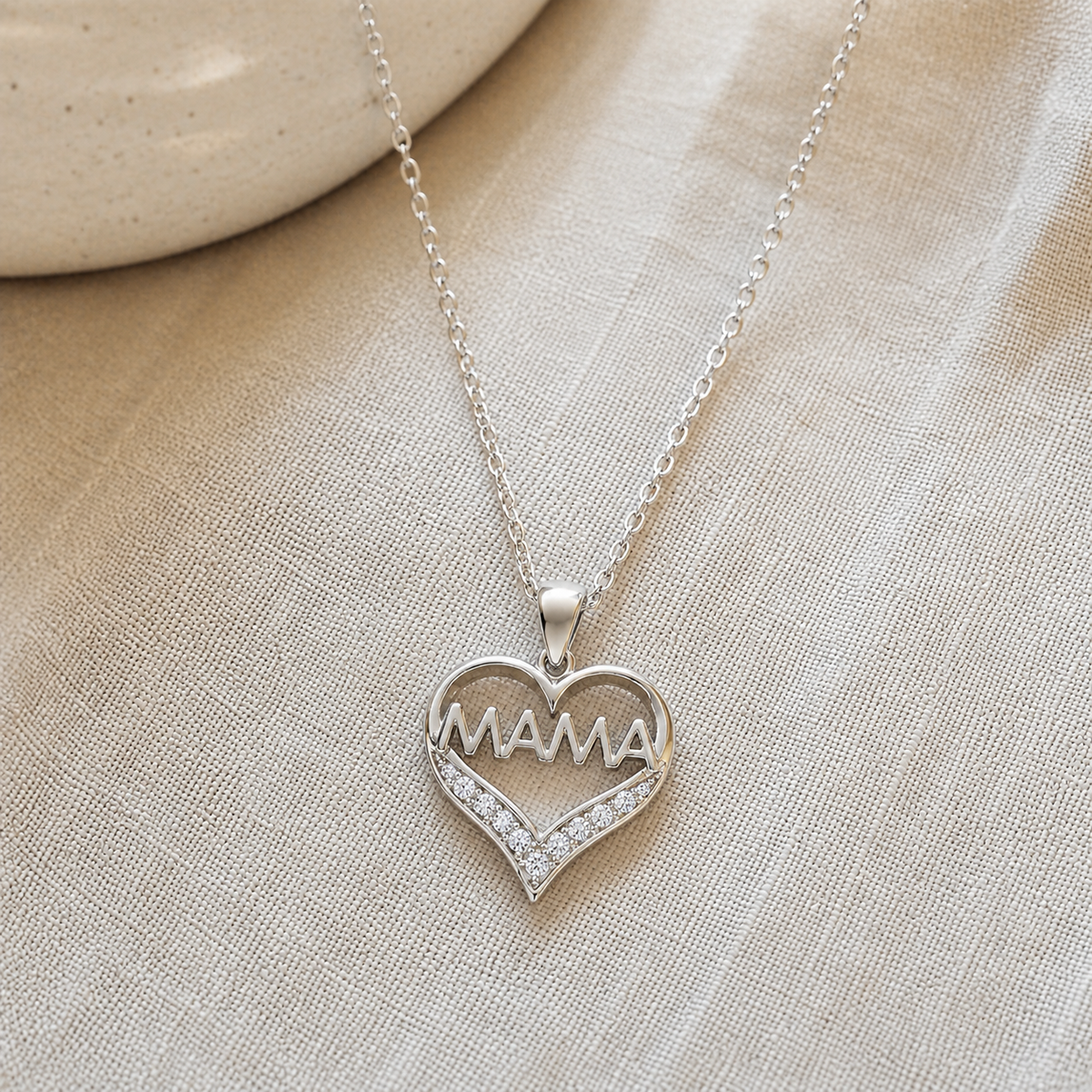 Collar Nyvelis de plata 925: collar corazón MAMA sobre lino