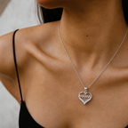 Collar Nyvelis de plata 925: detalle del colgante sobre escote