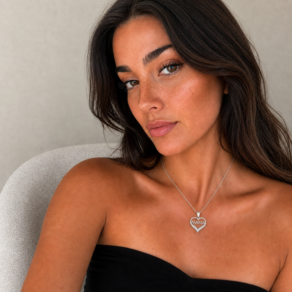 Collar Nyvelis de plata 925: retrato de modelo luciendo el colgante