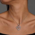 Collar Olyne de plata 925 puesto, colgante corazon MAMA sobre el cuello