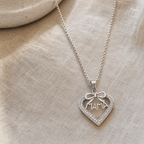 Collar Olyne de plata 925 sobre tela de lino beige