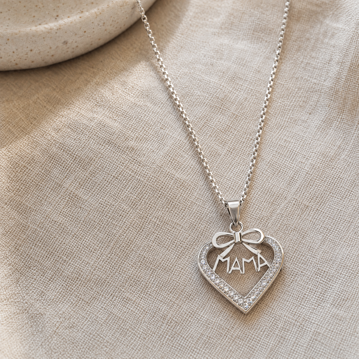 Collar Olyne de plata 925 sobre tela de lino beige