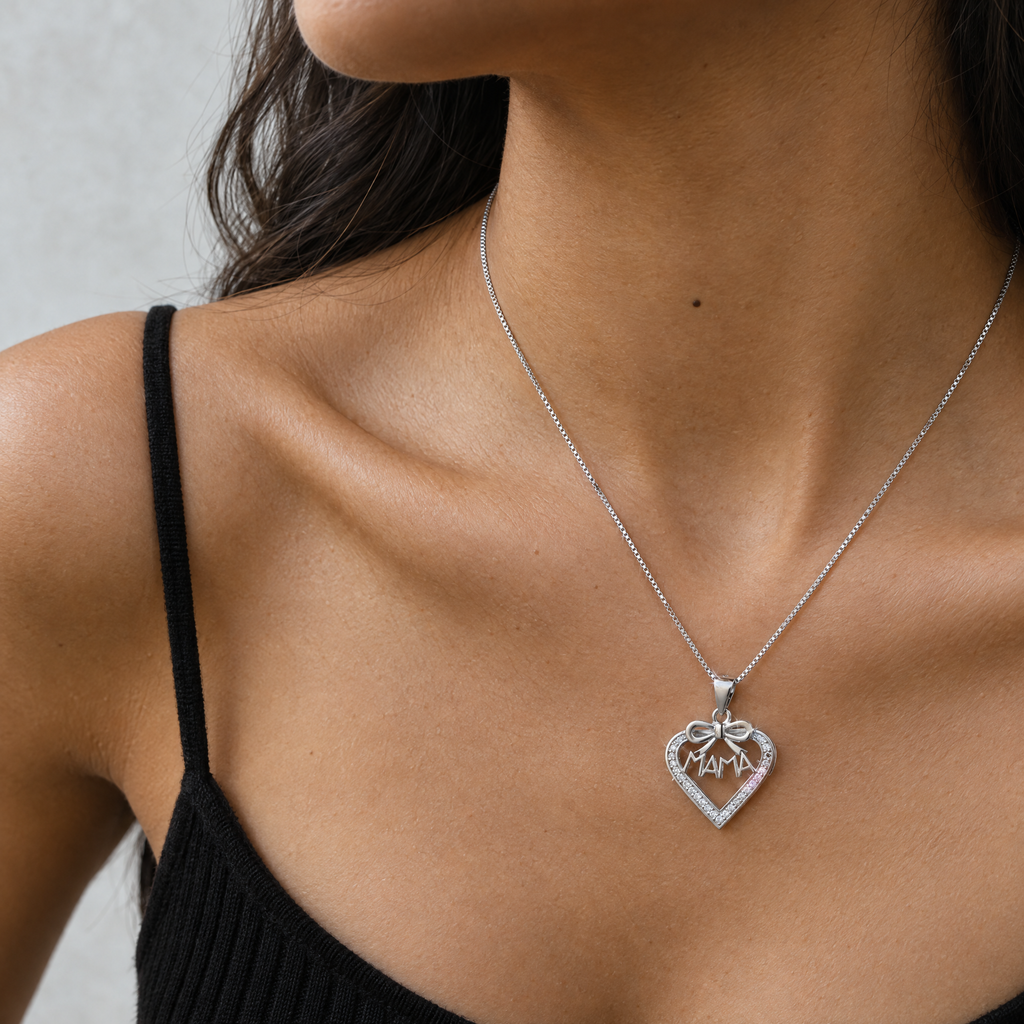 Mujer con top negro luciendo el collar Olyne de plata 925