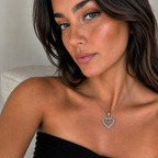 Retrato de mujer con el collar Olyne de plata 925, colgante corazon MAMA