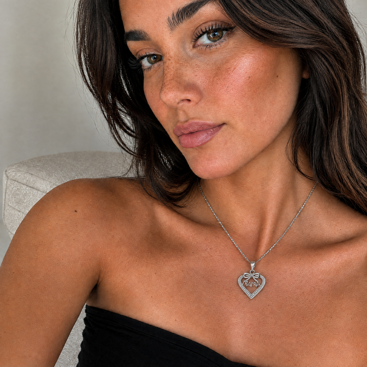 Retrato de mujer con el collar Olyne de plata 925, colgante corazon MAMA