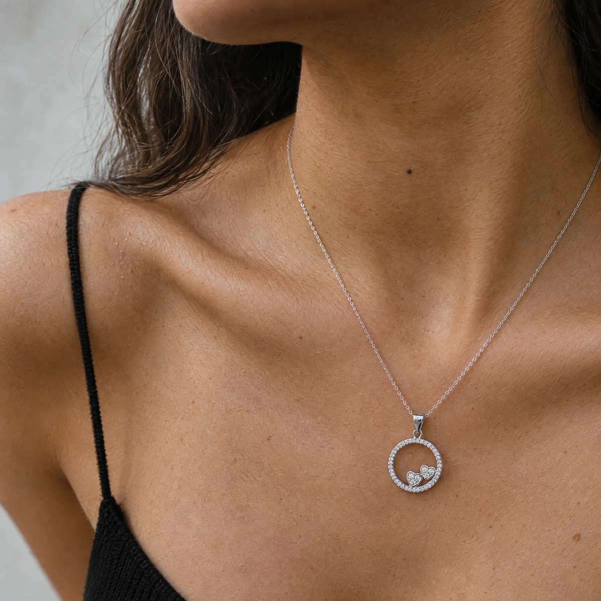 Mujer con top negro luciendo el collar Orla de plata 925