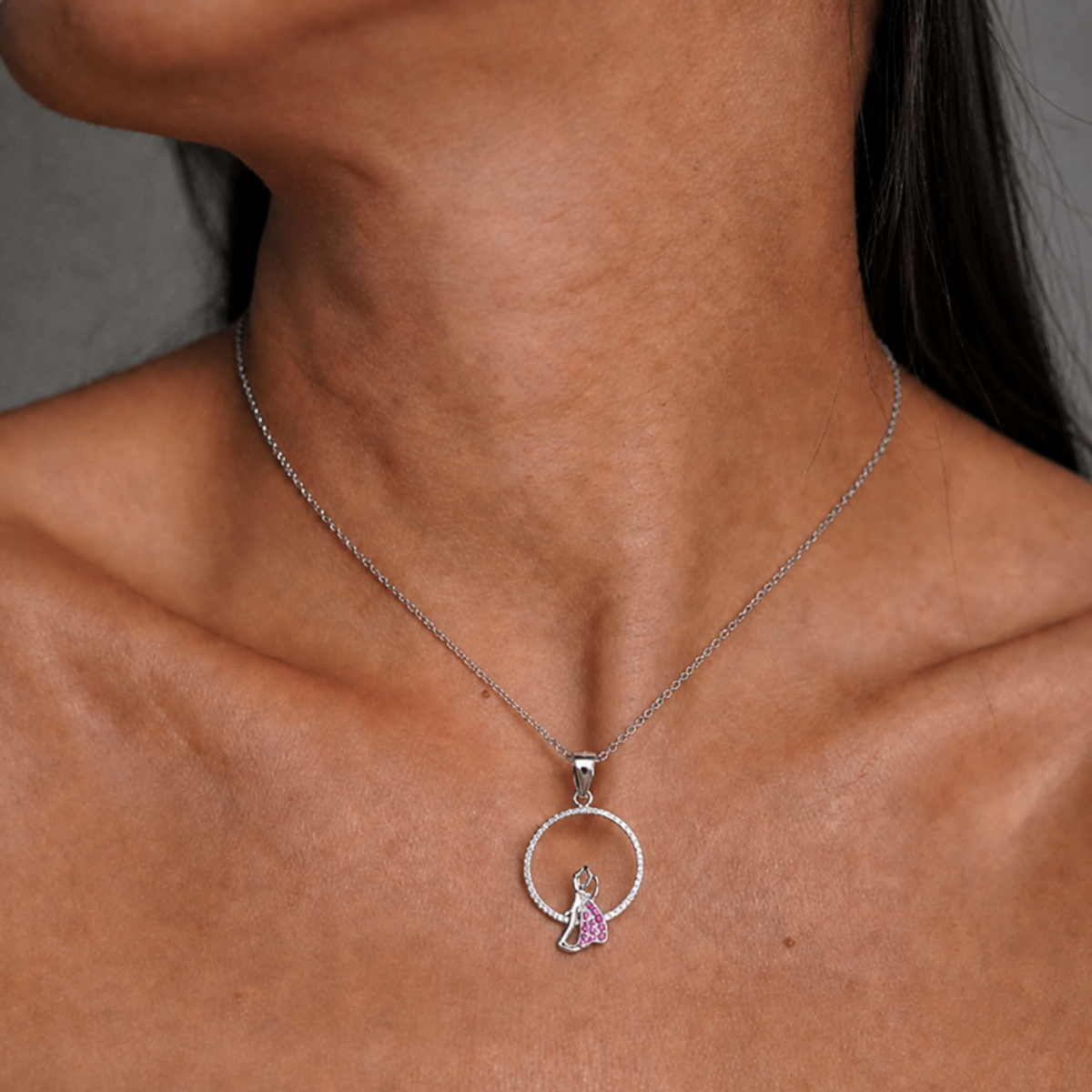 Collar Orvaya de plata 925: modelo luciendo el colgante