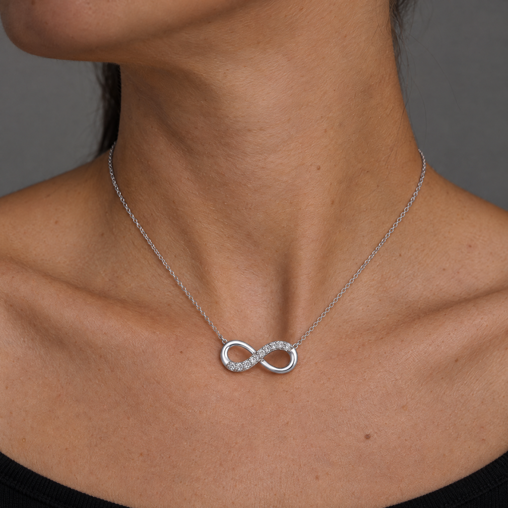Colgante Selia de plata 925 puesto, infinito sobre el cuello