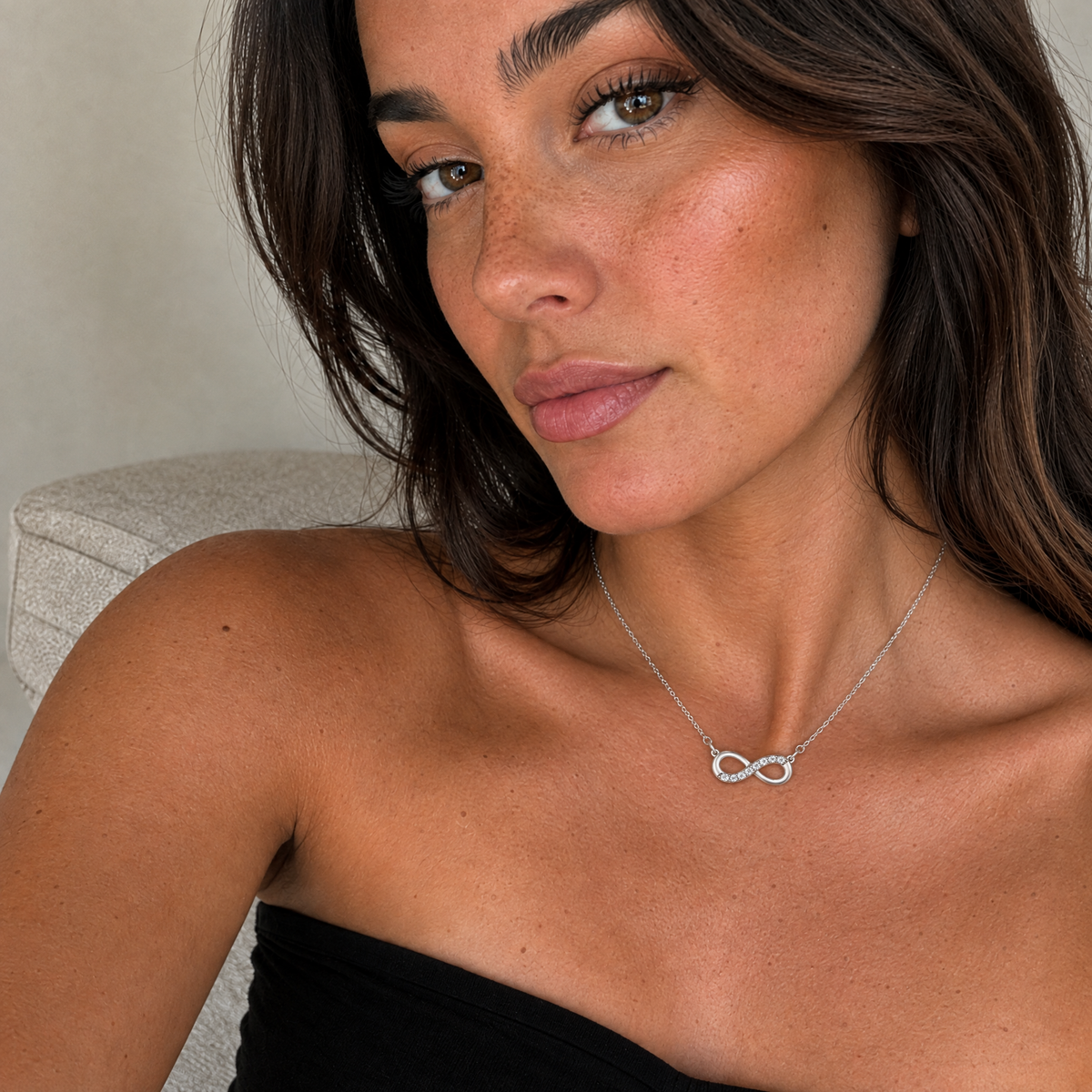 Retrato de mujer con el colgante Selia de plata 925 con infinito