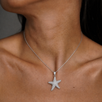 Collar Seraphis de plata 925: modelo luciendo el collar