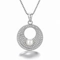 Collar Serayth de plata 925: círculo con circones y perla, fotografía de estudio