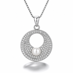 Collar Serayth de plata 925: círculo con circones y perla, fotografía de estudio