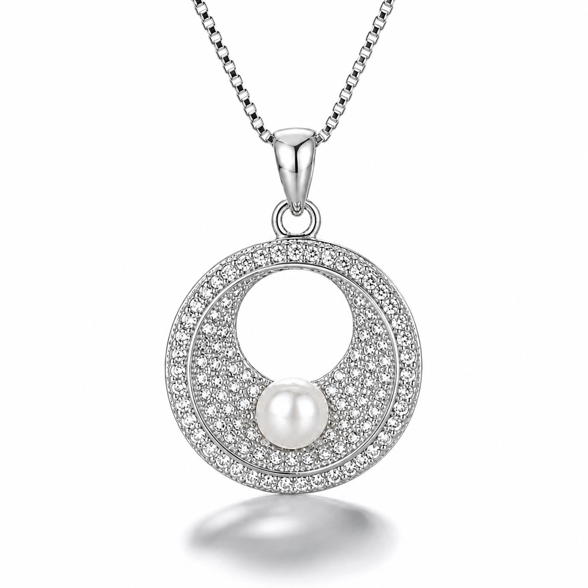 Collar Serayth de plata 925: círculo con circones y perla, fotografía de estudio