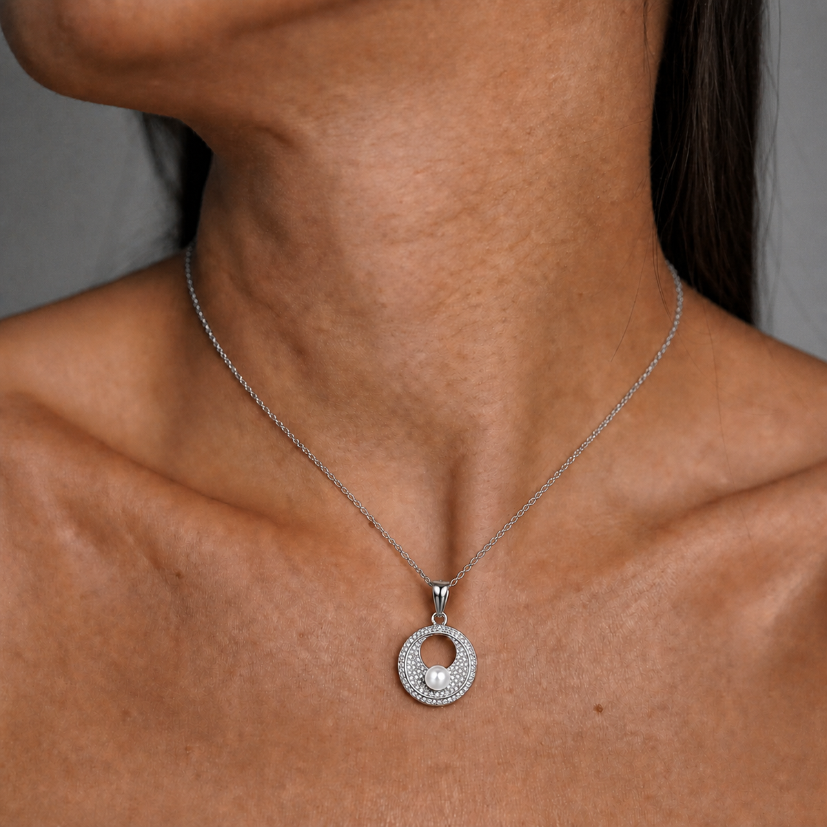 Collar Serayth de plata 925: modelo luciendo el colgante