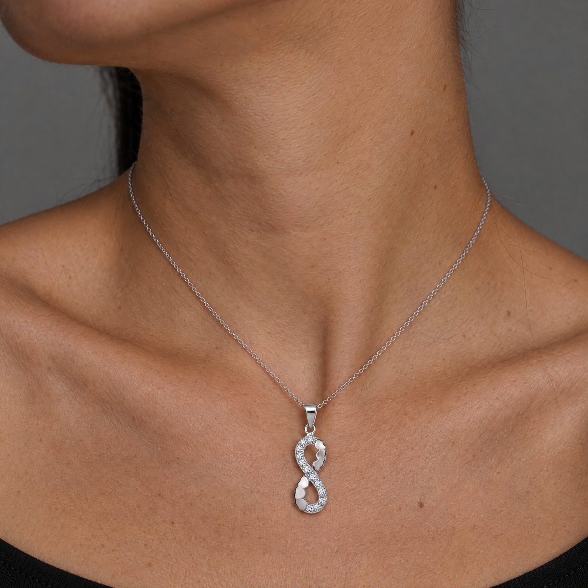 Collar Seris de plata 925 puesto sobre el cuello