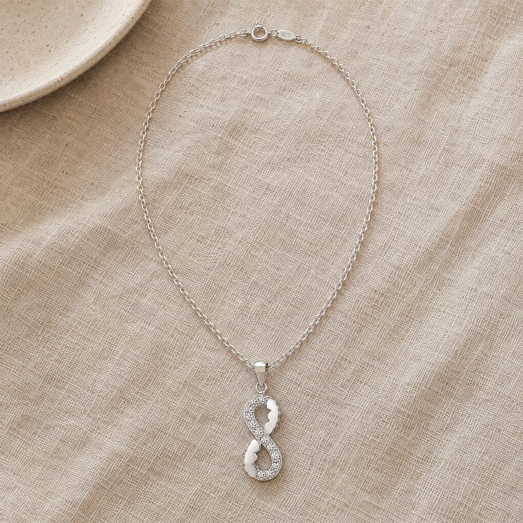 Collar Seris de plata 925 completo sobre tela de lino beige