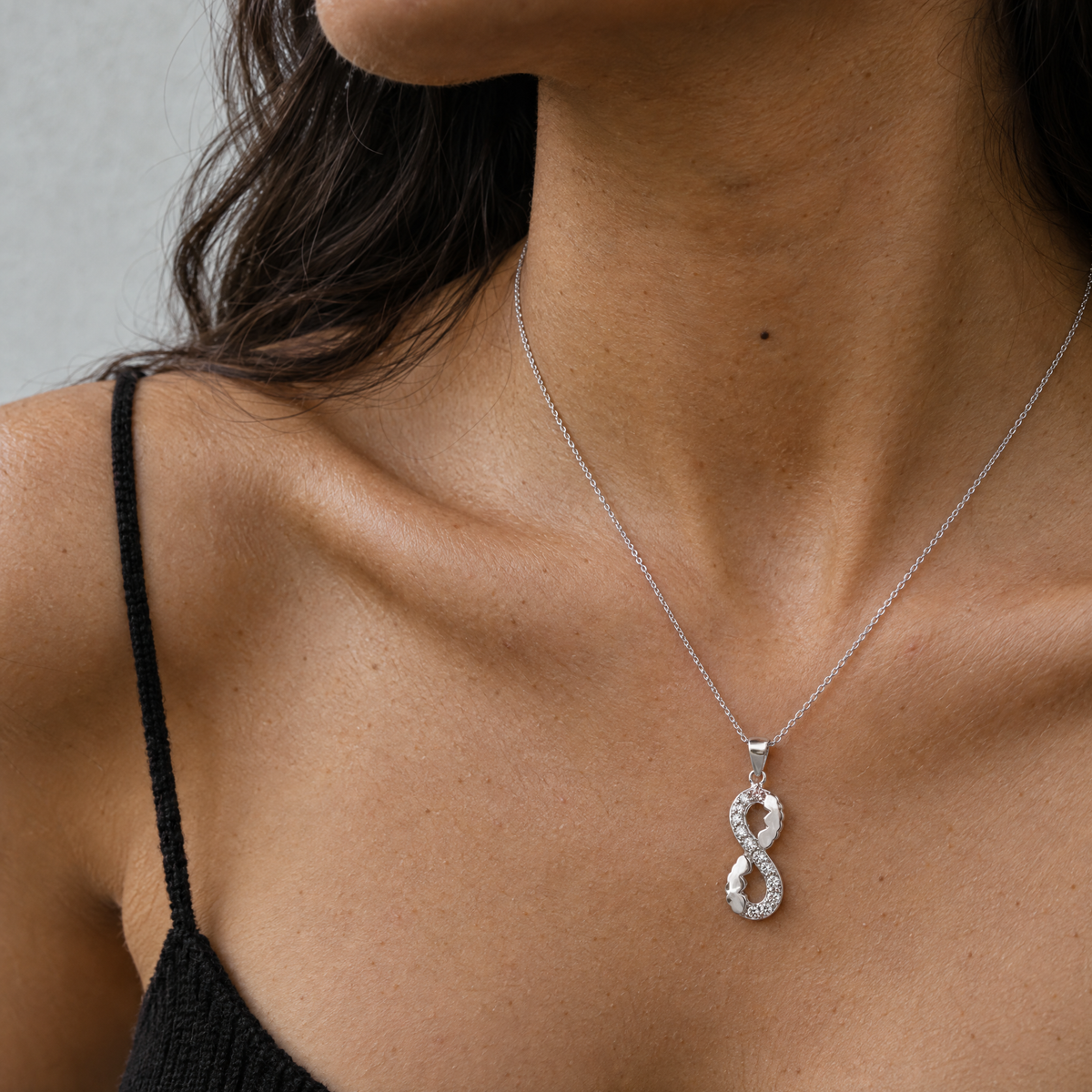 Mujer con top negro luciendo el collar Seris de plata 925