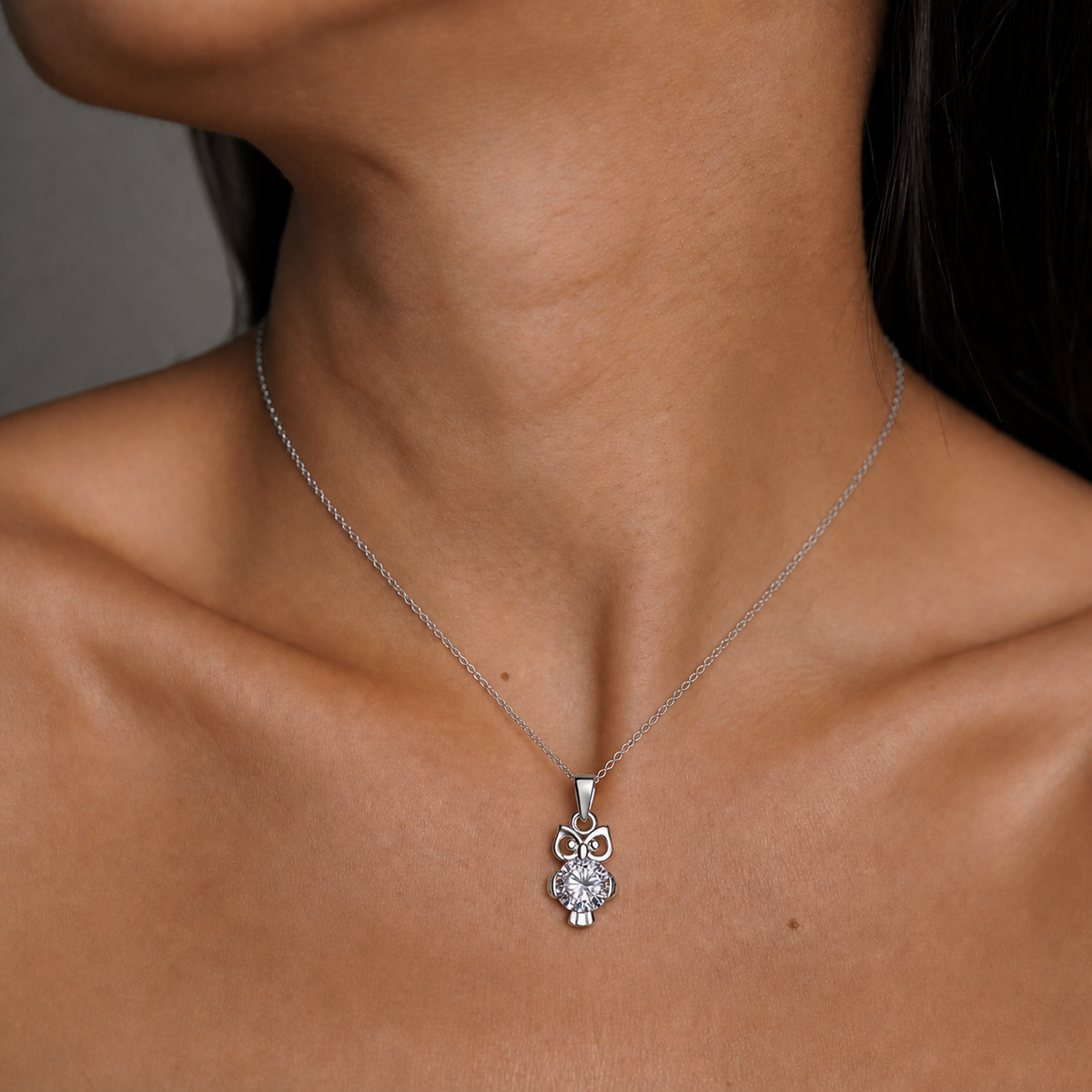 Collar Soriel de plata 925: modelo luciendo el búho