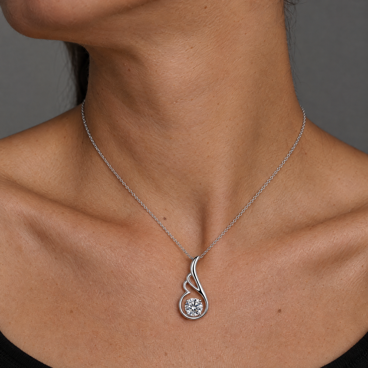 Collar Thalea de plata 925 puesto sobre el cuello
