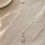 Collar Thalea de plata 925 completo sobre tela de lino beige