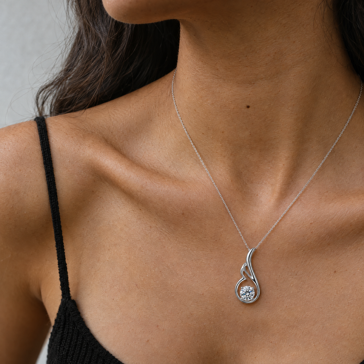 Mujer con top negro luciendo el collar Thalea de plata 925