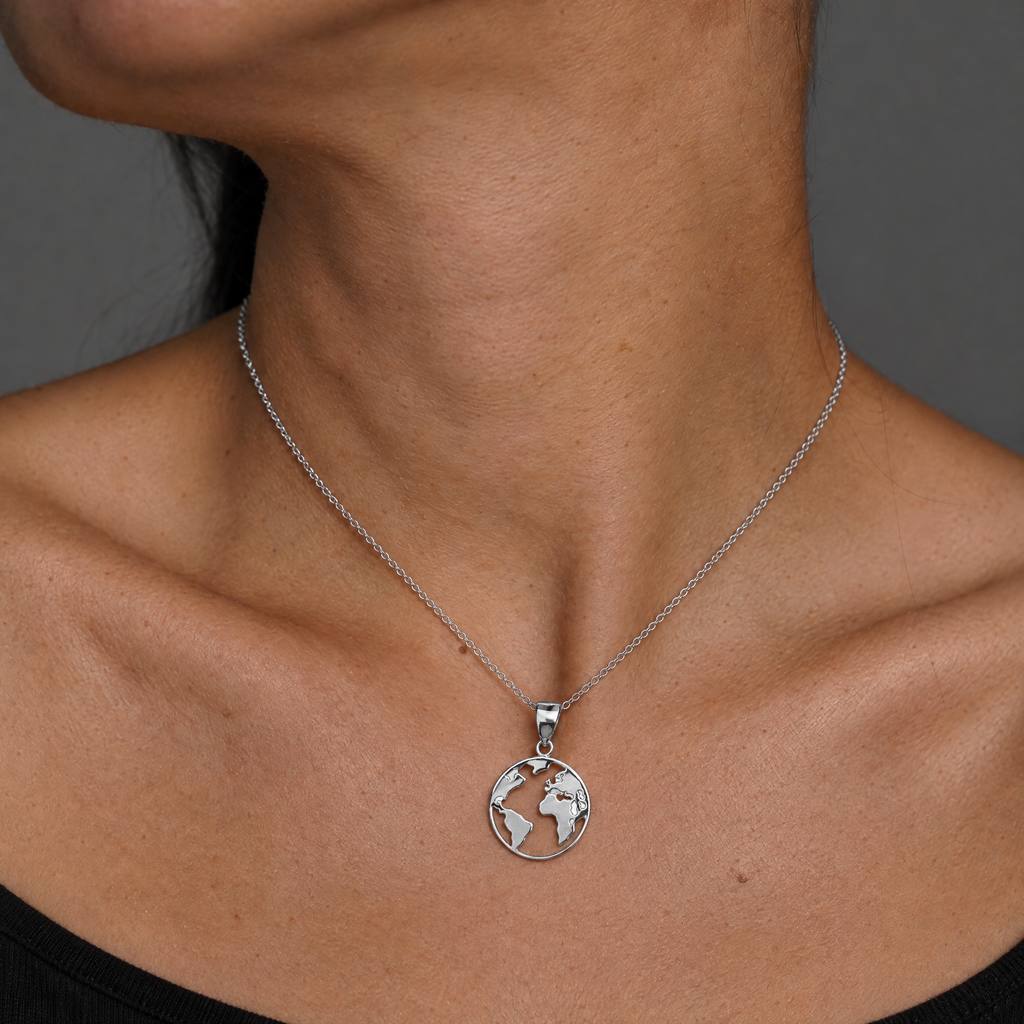 Collar Velorian de plata 925 puesto, colgante mapamundi sobre el cuello