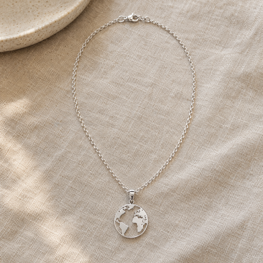 Collar Velorian de plata 925 completo sobre tela de lino beige