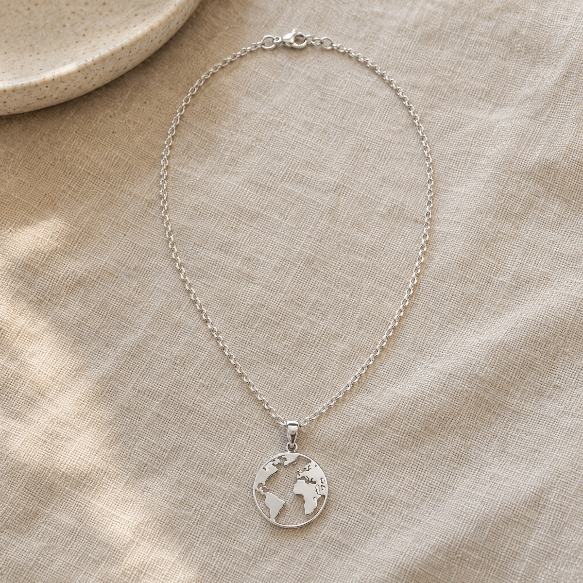 Collar Velorian de plata 925 completo sobre tela de lino beige