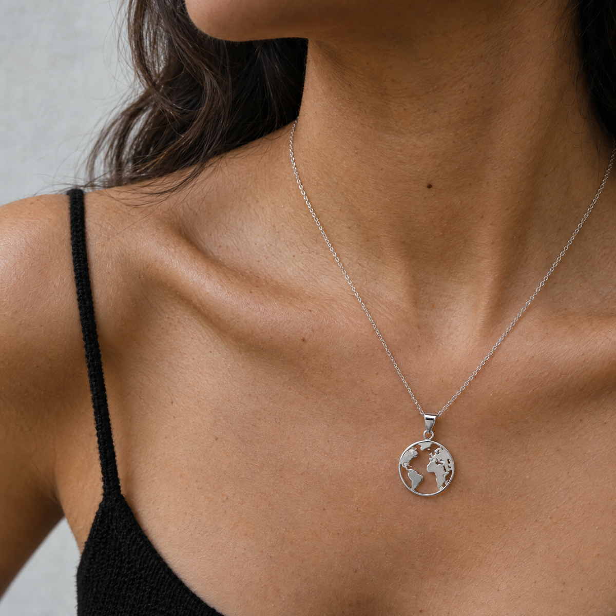 Mujer con top negro luciendo el collar Velorian de plata 925
