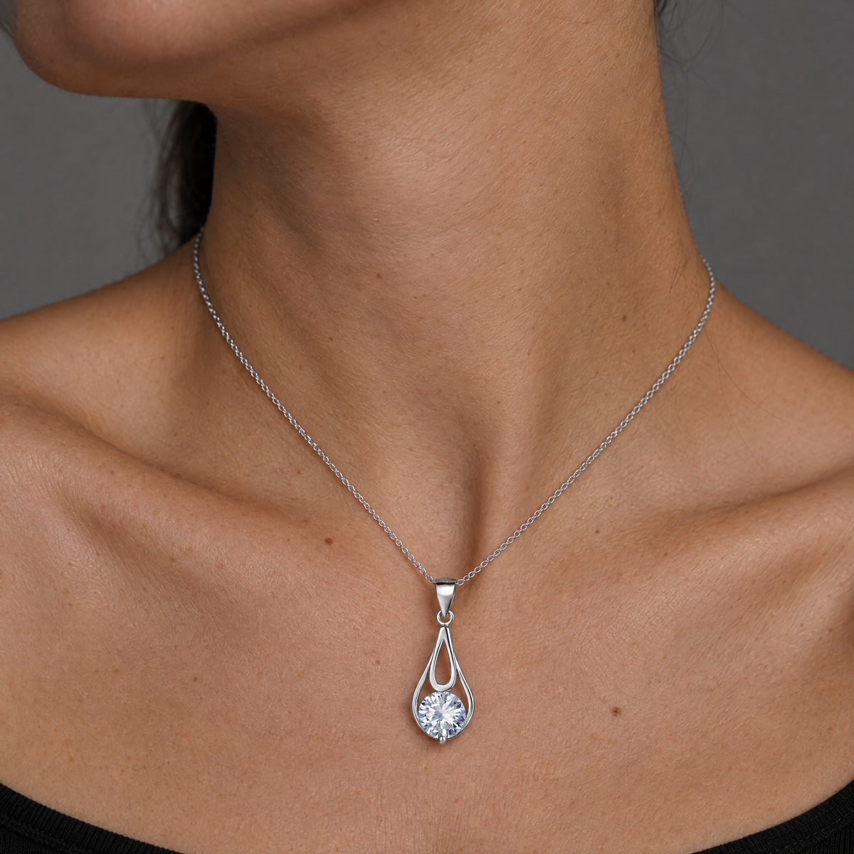 Collar Zahara de plata 925 puesto, colgante gota sobre el cuello