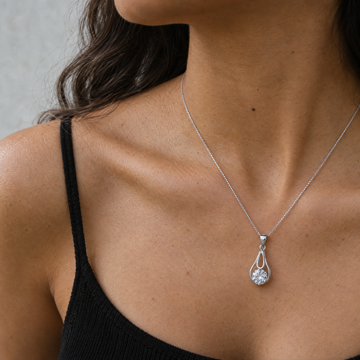 Mujer con top negro luciendo el collar Zahara de plata 925