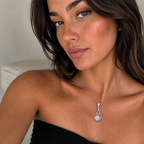 Retrato de mujer con el collar Zahara de plata 925 con circon central